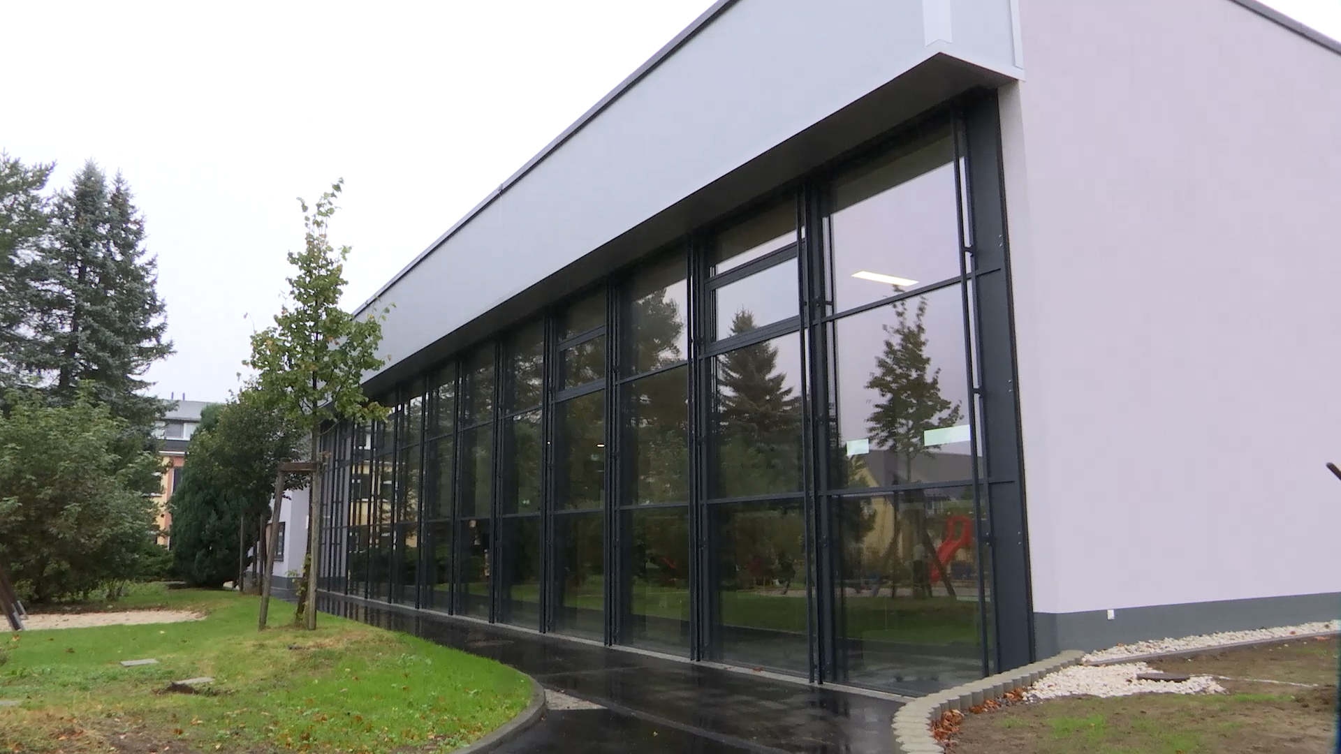 MEgional am 15. Oktober 2021 mit der neuen Turnhalle in Dörnthal