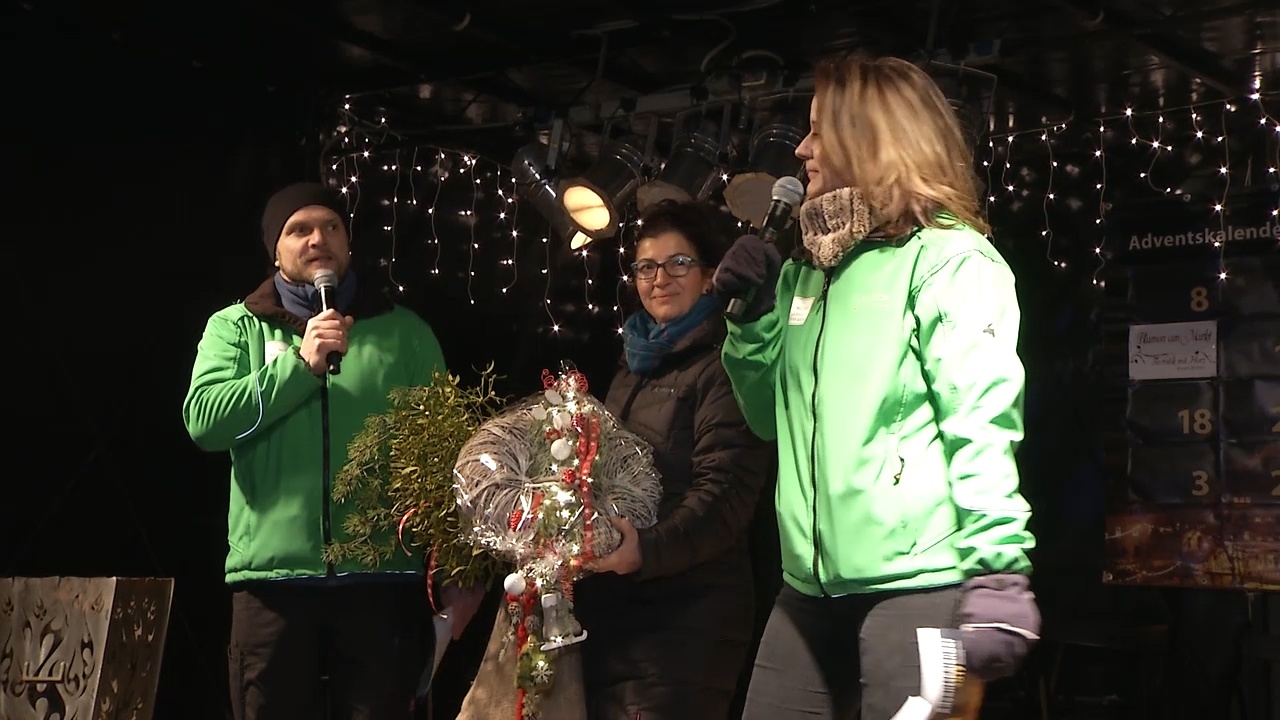 MEgional mit dem Treiben auf dem Weihnachtsmarkt