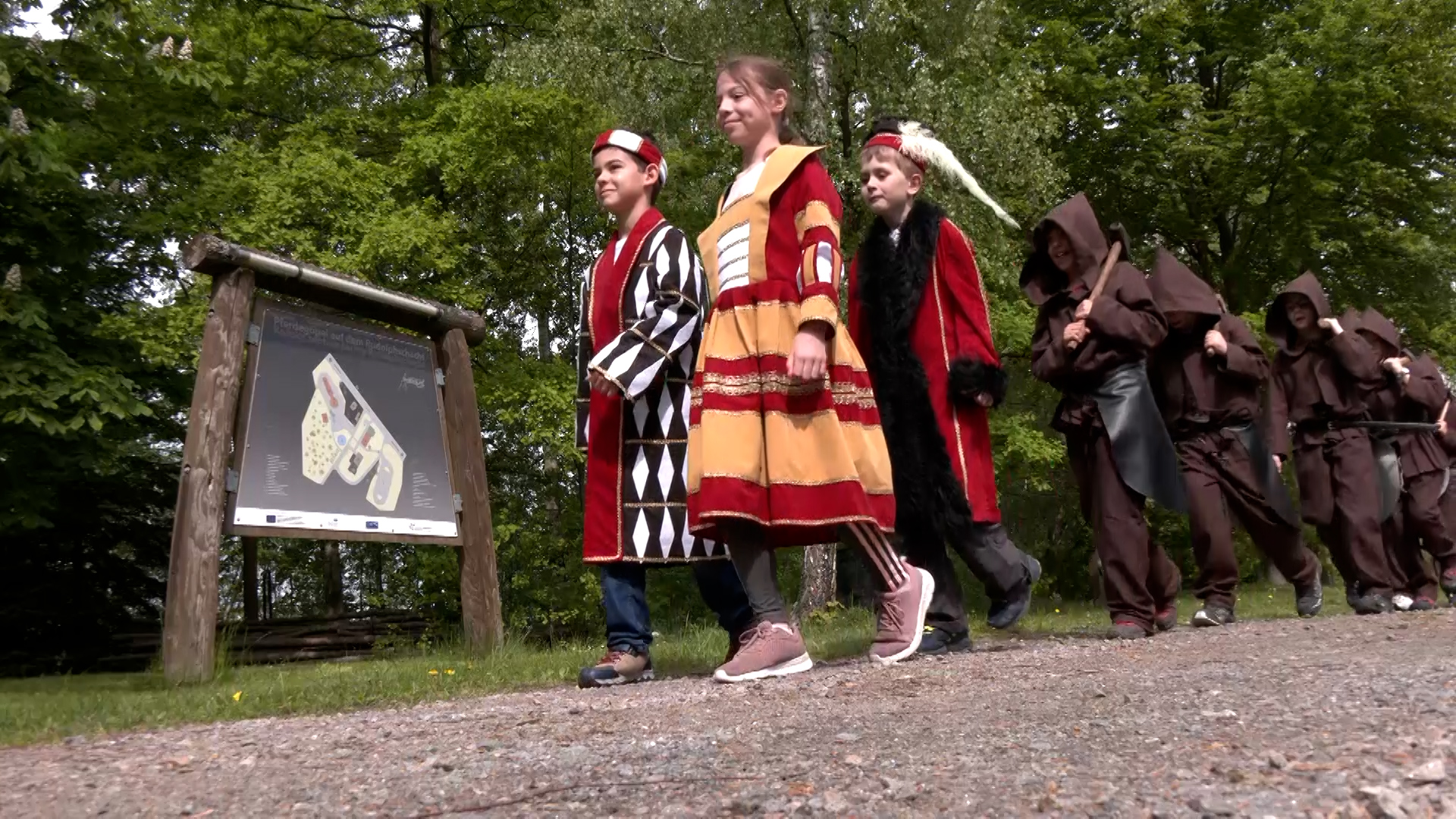 MEgional am 23. Mai 2022 - mit kleinen Leuten in historischen Gewändern