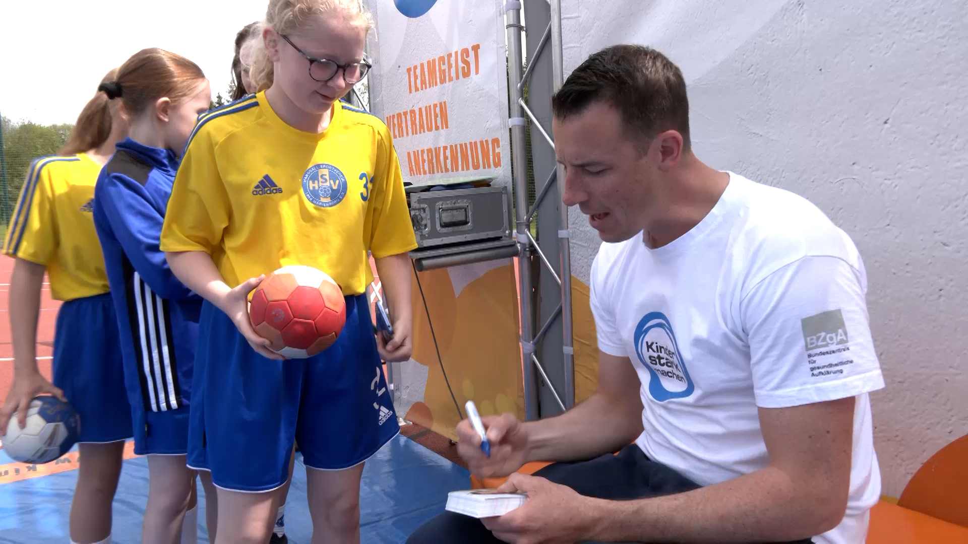 MEgional am 17. Mai 2022 - mit Handball-Star Dominik „Mini“ Klein zu Besuch beim HSV 1956 Marienberg